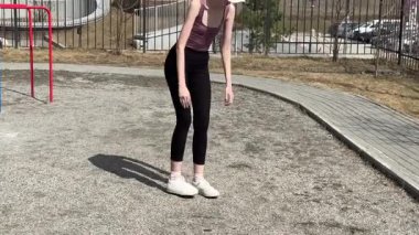 Kafkasyalı genç bir kadın dışarıda saldırıyor.