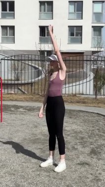 Genç beyaz kadın dışarı çıkmadan önce ısınıyor.