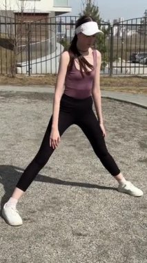 Kafkasyalı genç bir kadın dışarı çıkıyor.