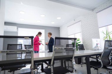 Meslektaşlar kahve içip iş arasında konuşurlar.