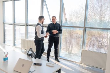 Ofiste konuşan iki beyaz adam.