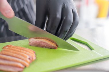 Şef ördeği dilimliyor.