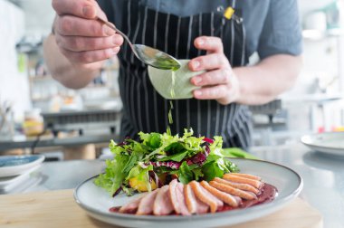 Şef ördek rostosu servis ediyor.