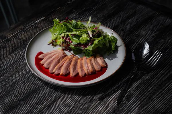 Kızarmış ördek bir tabakta parçalara ayrılmış.