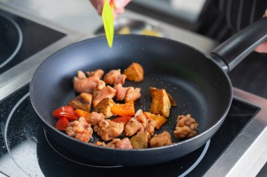 Aşçı domuz kızartması ile tatlı ve ekşi