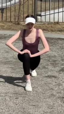 Kafkasyalı genç bir kadın dışarıda saldırıyor.