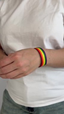 Çift taraflı bilezik. Kadın lgbt simgelerini gizler