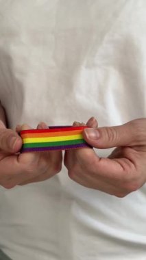 Çift taraflı bilezik. Kadın lgbt simgelerini gizler