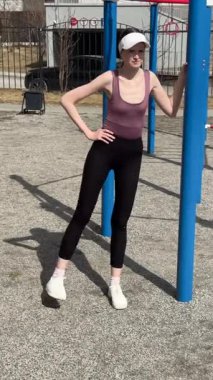 Genç beyaz kadın dışarı çıkmadan önce ısınıyor.