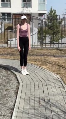 Genç beyaz kadın dışarı çıkmadan önce ısınıyor.