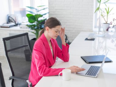 Beyaz kadın işte hata yapar ve başını tutar.