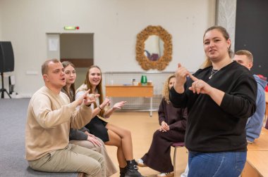 Öğrenciler üniversitede işaret dili öğrenirler.