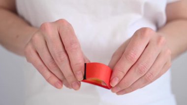 Çift taraflı bilezik. Kadın lgbt simgelerini gizler