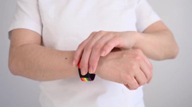 Çift taraflı bilezik. Kadın lgbt simgelerini gizler