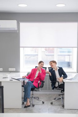 İş yerinde iş arkadaşları iletişim kurar