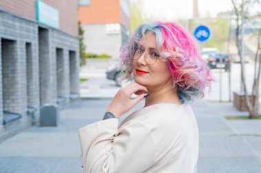 Çok renkli saçlı, kıvırcık beyaz bir kadının yakın plan portresi. Saç stilleri için model.