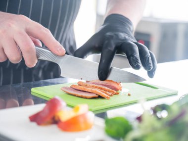 Şef ördeği dilimliyor.