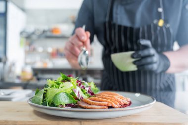Şef ördek rostosu servis ediyor.