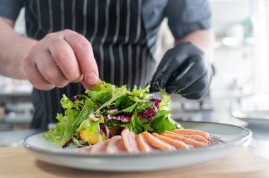 Şef ördek rostosu servis ediyor.