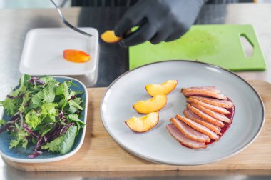 Şef ördek rostosu servis ediyor.