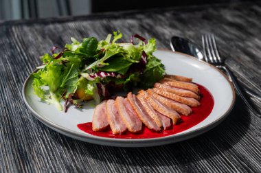 Kızarmış ördek bir tabakta parçalara ayrılmış.