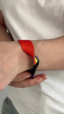 Çift taraflı bilezik. Kadın lgbt simgelerini gizler