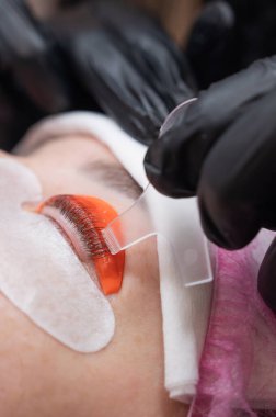 Beyaz kadın kirpik temizleme prosedüründen geçiyor.