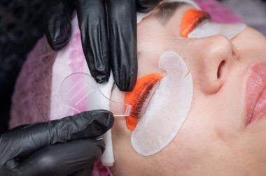 Beyaz kadın kirpik temizleme prosedüründen geçiyor.