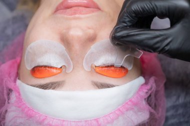 Beyaz kadın kirpik temizleme prosedüründen geçiyor.