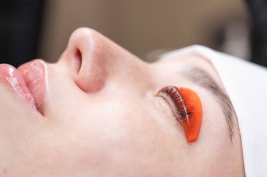 Beyaz kadın kirpik temizleme prosedüründen geçiyor.