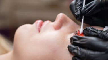 Beyaz kadın kirpik temizleme prosedüründen geçiyor.