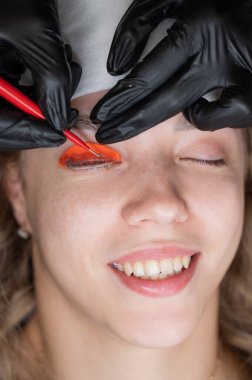 Beyaz kadın kirpik temizleme prosedüründen geçiyor.