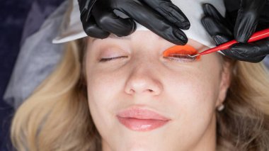 Beyaz kadın kirpik temizleme prosedüründen geçiyor.