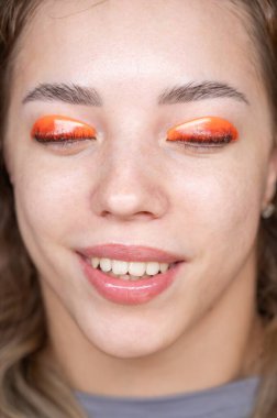 Kirpik kaplama prosedüründen geçen beyaz bir kadın. Üst görünüm