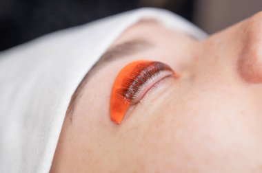 Beyaz kadın kirpik temizleme prosedüründen geçiyor.