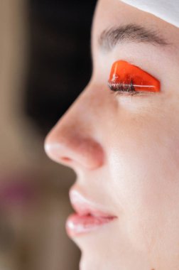 Beyaz kadın kirpik temizleme prosedüründen geçiyor.