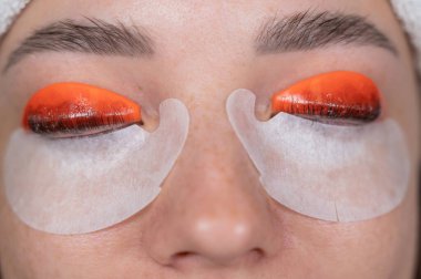 Kirpik kaplama prosedüründen geçen beyaz bir kadın. Üst görünüm