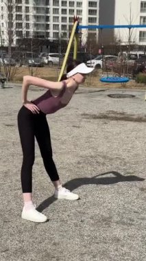 Genç beyaz kadın dışarı çıkmadan önce ısınıyor.