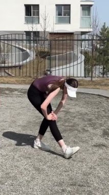 Genç beyaz kadın dışarı çıkmadan önce ısınıyor.