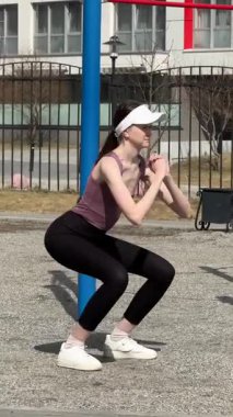 Genç beyaz kadın dışarı çıkmadan önce ısınıyor.