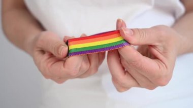 Çift taraflı bilezik. Kadın lgbt simgelerini gizler