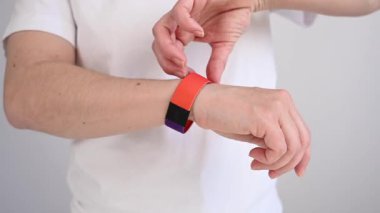 Çift taraflı bilezik. Kadın lgbt simgelerini gizler