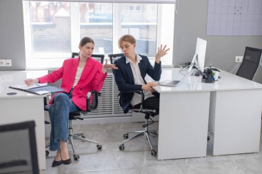 İş yerinde iş arkadaşları iletişim kurar