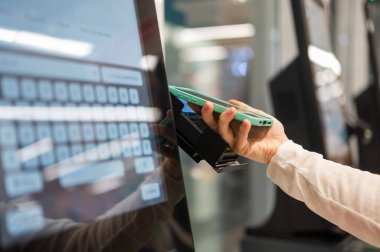 Yüzsüz Kadın Süpermarkette Kendini Kontrol Etmek İçin Akıllı Telefon Kullanıyor