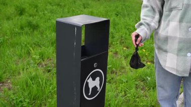 Park Bin 'deki atıkları ortadan kaldıran sorumlu köpek sahibi.