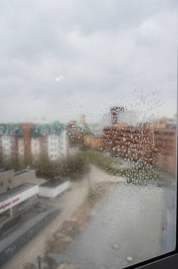 Islak köpüklü kirli pencere