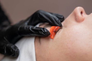 Beyaz kadın kirpik temizleme prosedüründen geçiyor.