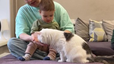 Beyaz kadın ve oğlu kedi kafesinde.