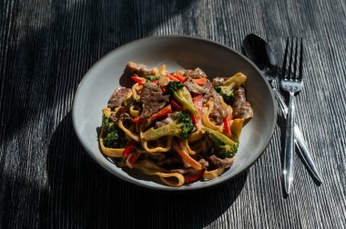 Sığır eti, mantar ve sebzeli makarna.