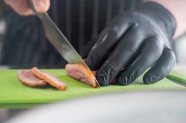 Şef ördeği dilimliyor.